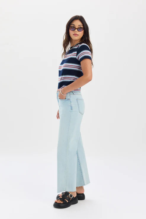 wide leg jeans outfit women, comfortable women’s jeans, vintage inspired denim, light blue wide leg jeans