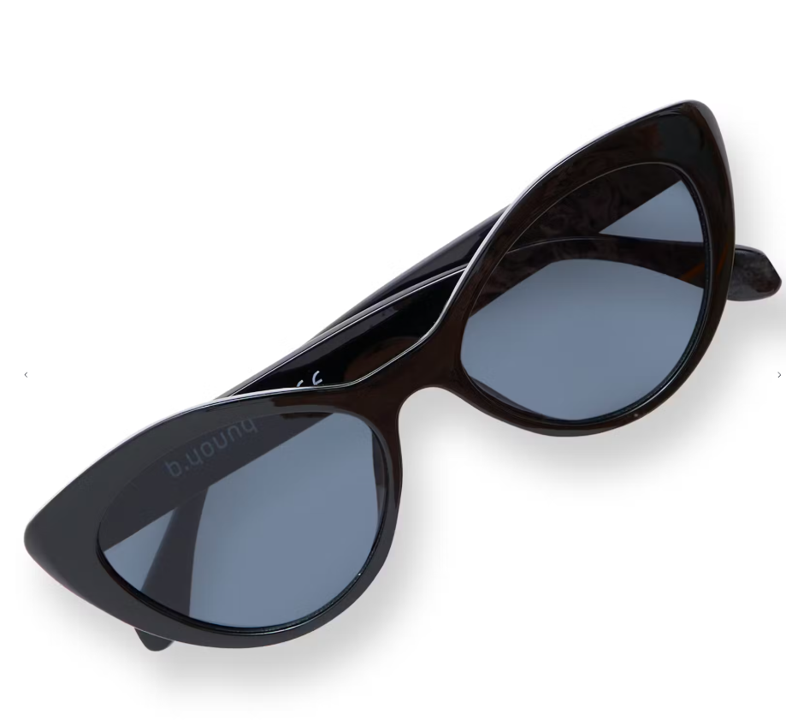 black statement sunglasses, oversized sunglasses women, cat eye sunglasses black, trendy sunglasses women 2026, fashion sunglasses black frame, bold sunglasses women, everyday sunglasses women, chic black sunglasses, modern cat eye sunglasses, influencer sunglasses style