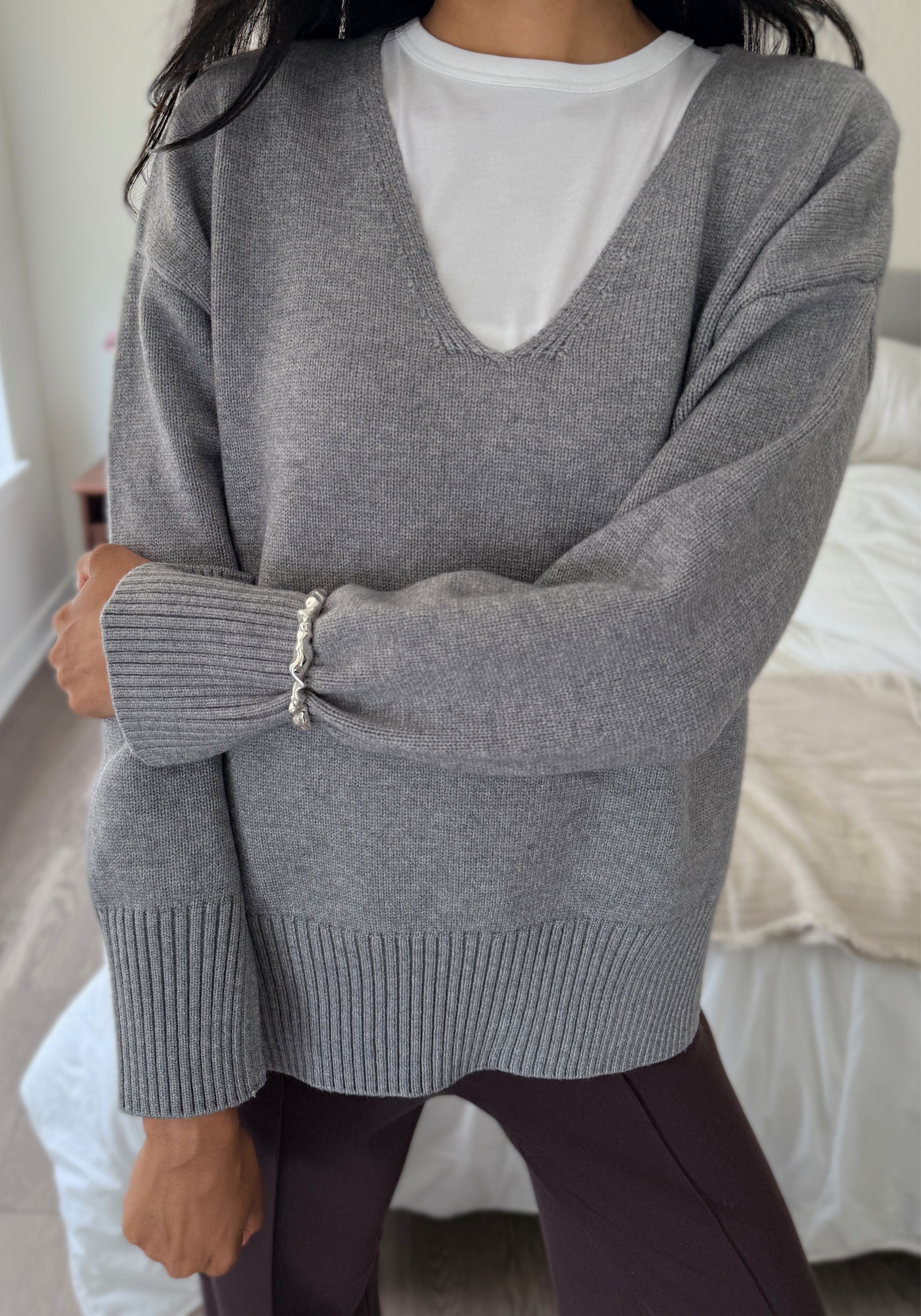SOFT VNECK SWEATER (GREY)