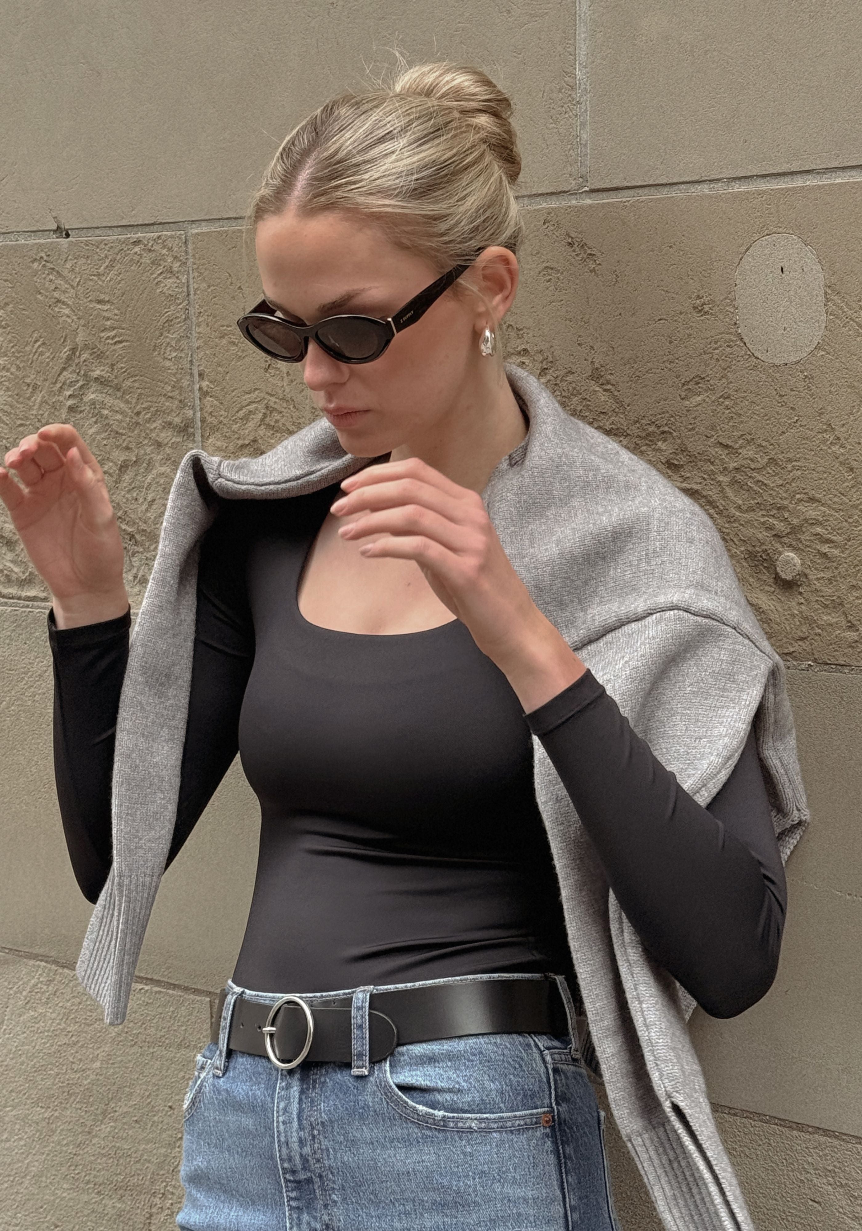 SCULPT SCOOP NECK LONG SLEEVE- BLACK