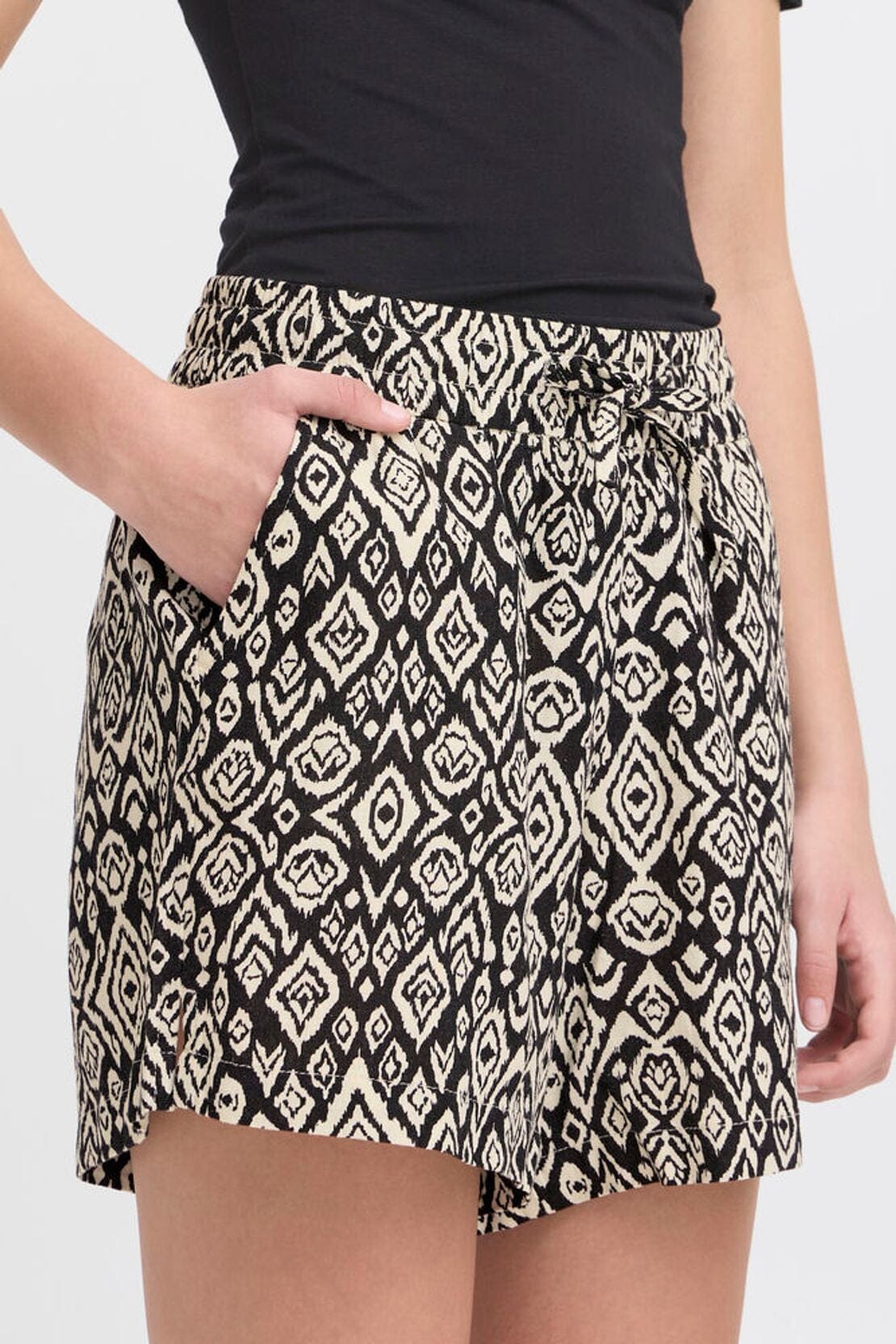 BLACK DIAMOND LINEN SHORTS short ICHI 