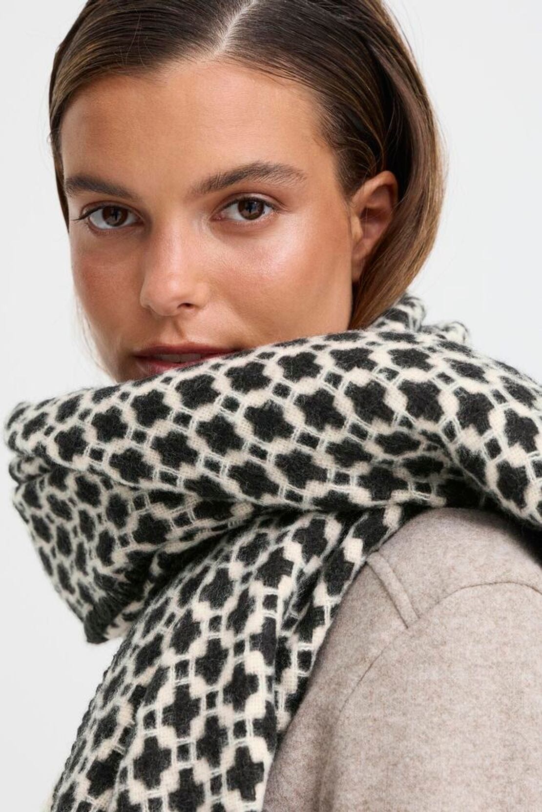 GEOMETRIC PRINT SCARF, black and white scarf, B YOUNG , Womens geometric patterned scarf winter accessory