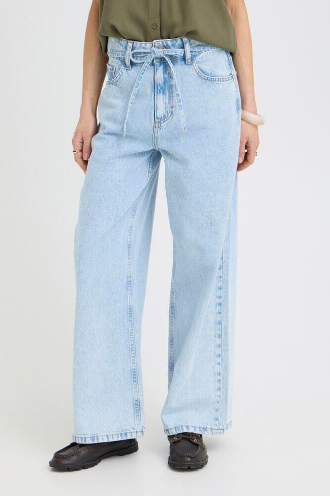 wide leg jeans women light wash, high rise wide leg denim women, light blue wide leg jeans women, tie belt jeans women
