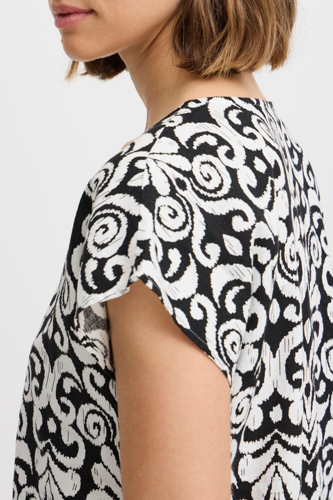 BLACK PRINT O-NECK BLOUSE Top B YOUNG 