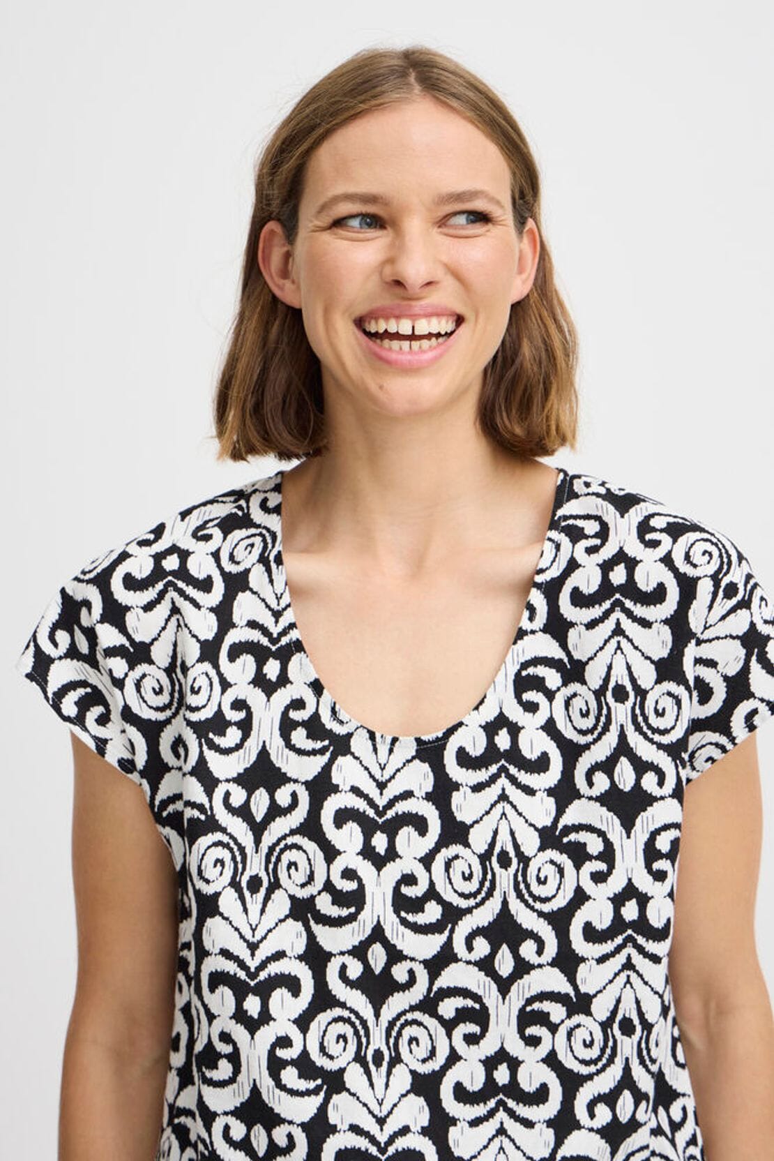 BLACK PRINT O-NECK BLOUSE Top B YOUNG 