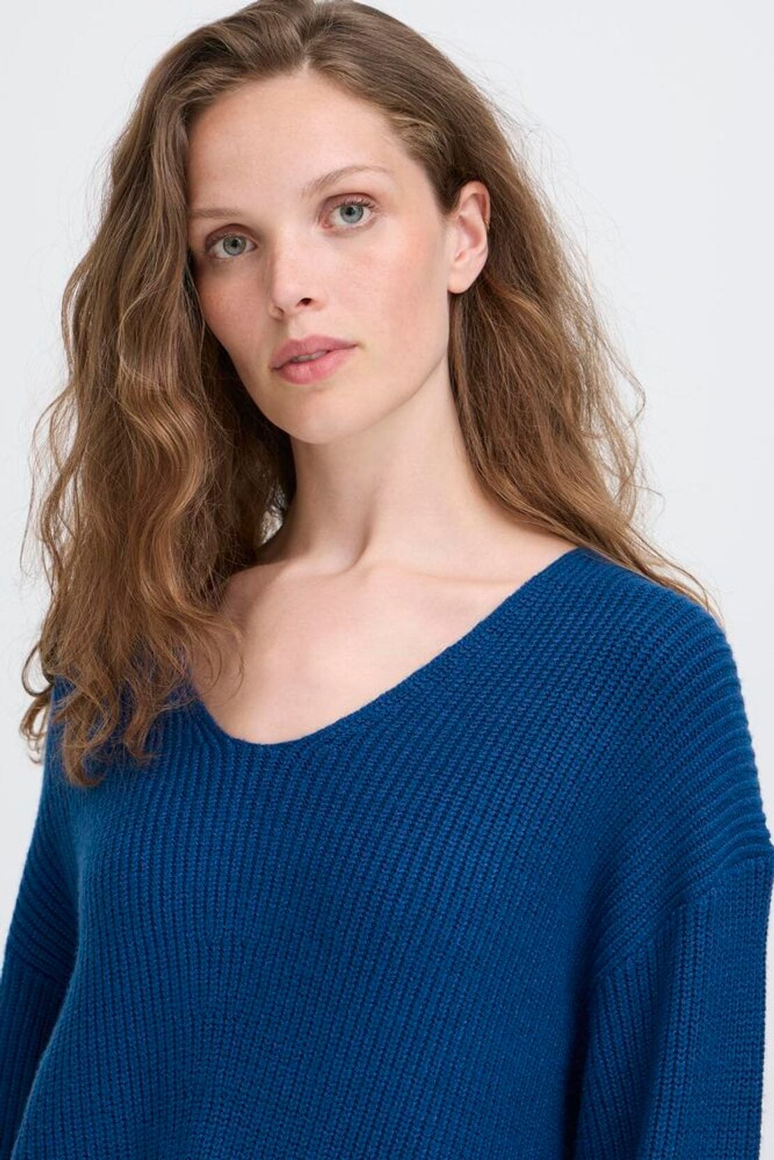 Women’s cozy navy v neck knit sweater outfit