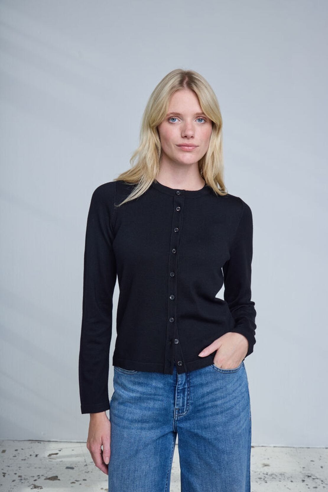 womens black cardigan outfit