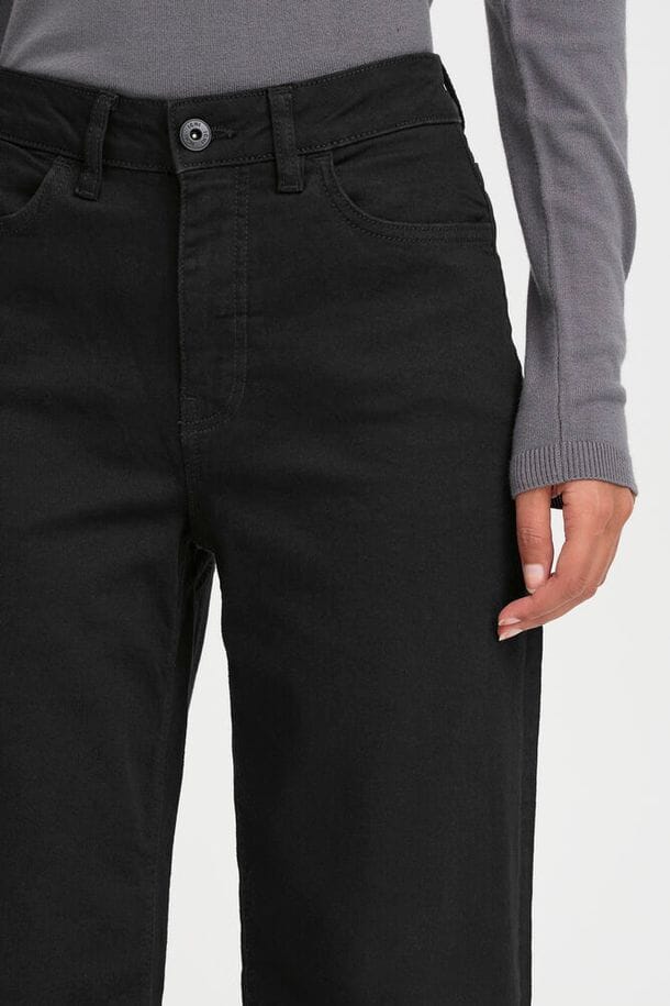 everyday black jeans women, minimalist black denim pants, chic wide leg jeans black, black loose fit jeans women, structured black denim trousers
