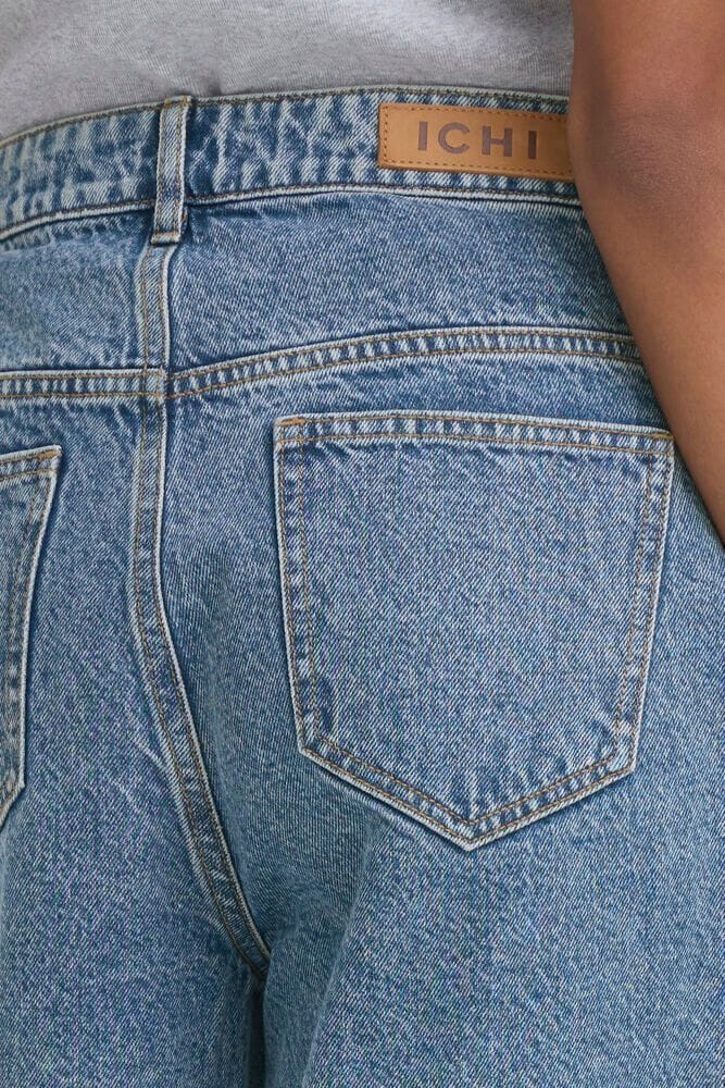 loose fit denim shorts women, women’s modest summer shorts, blue jean bermuda shorts outfit, mid length denim shorts women