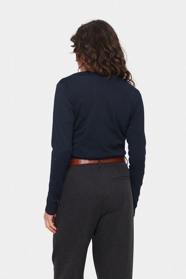 women navy knit cardigan, modern navy cardigan outfit