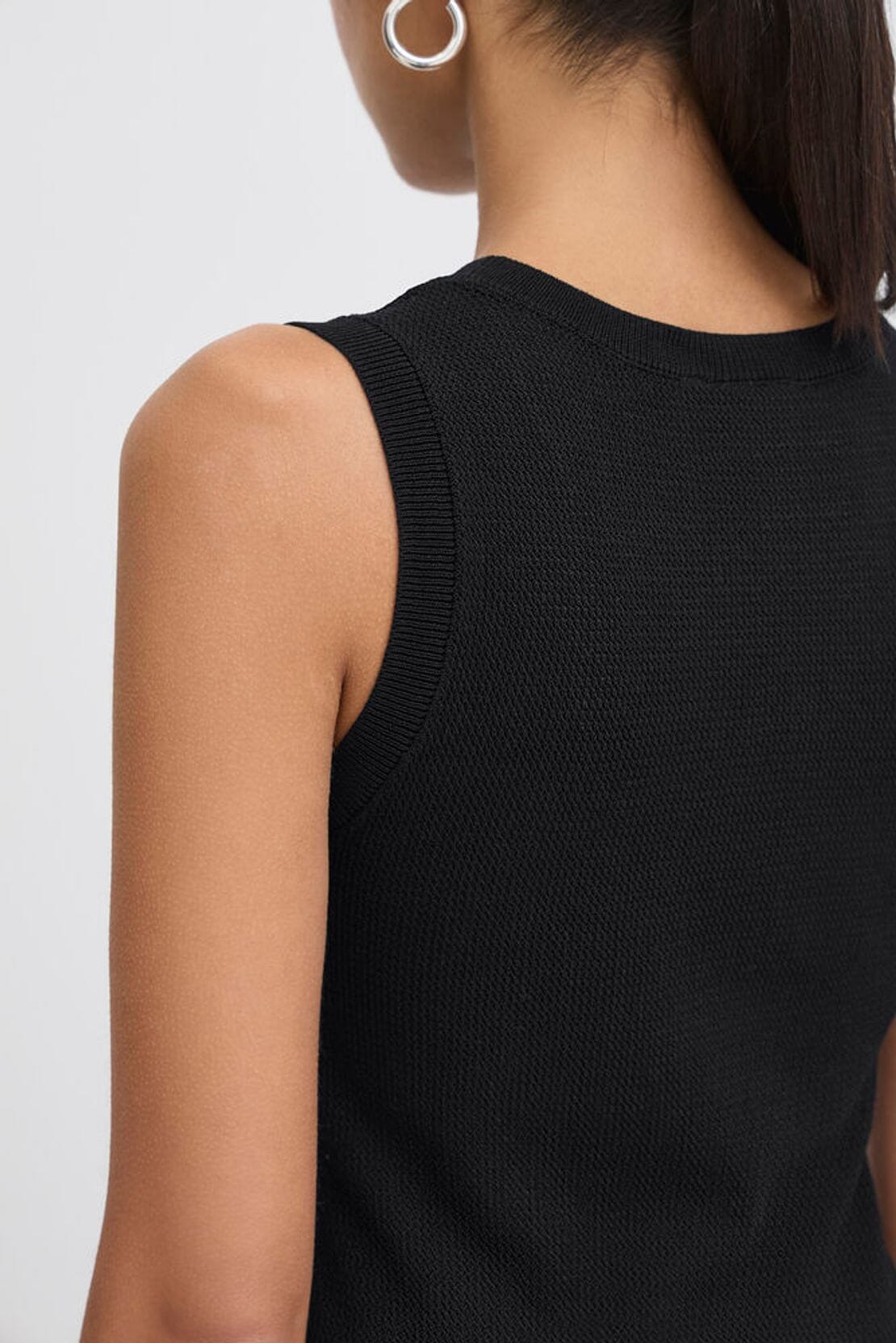 KNIT SLEEVELESS TOP (BLACK) Top ICHI 