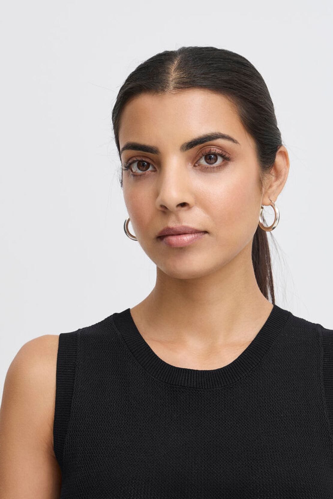 KNIT SLEEVELESS TOP (BLACK) Top ICHI 