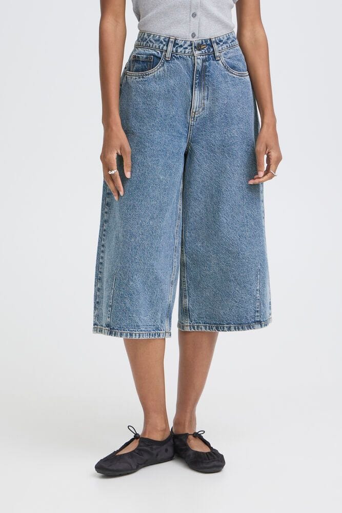 classic blue jean bermuda shorts, women’s long jean shorts, casual bermuda denim shorts women, comfortable long denim shorts