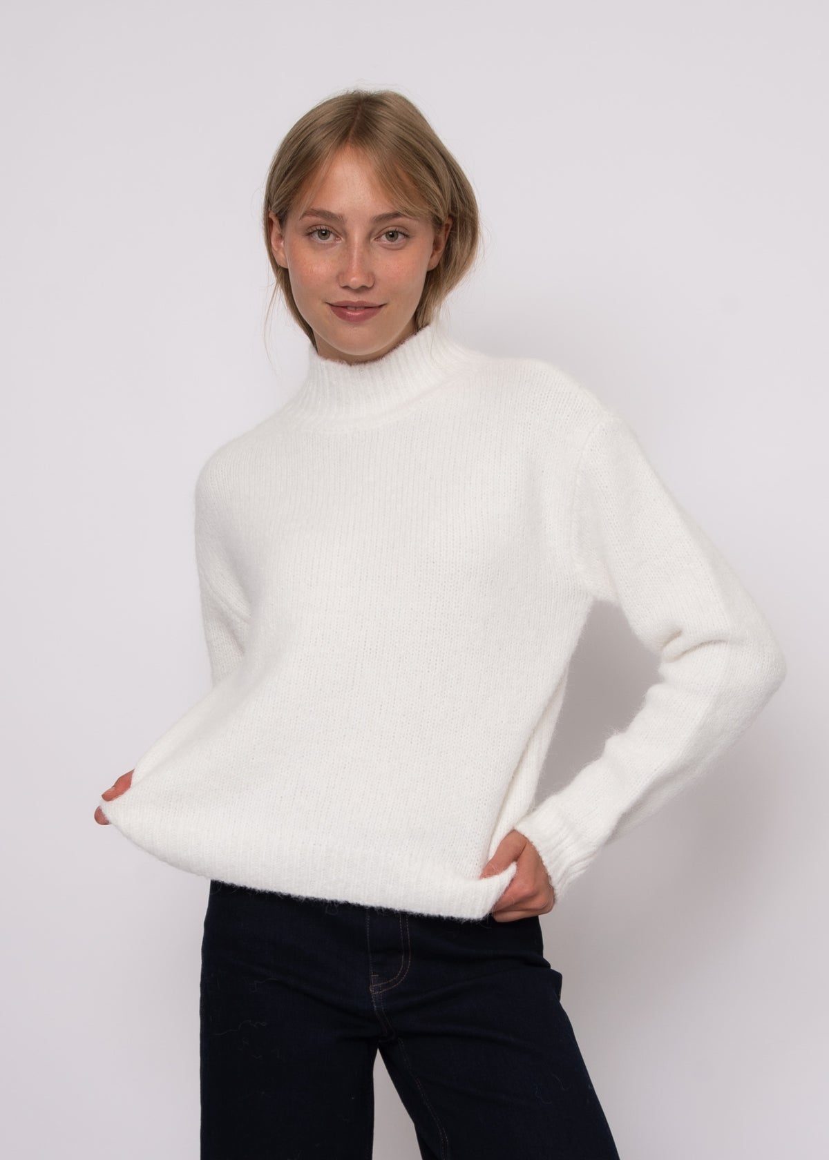 LAUREL TURTLENECK SWEATER- WHITE