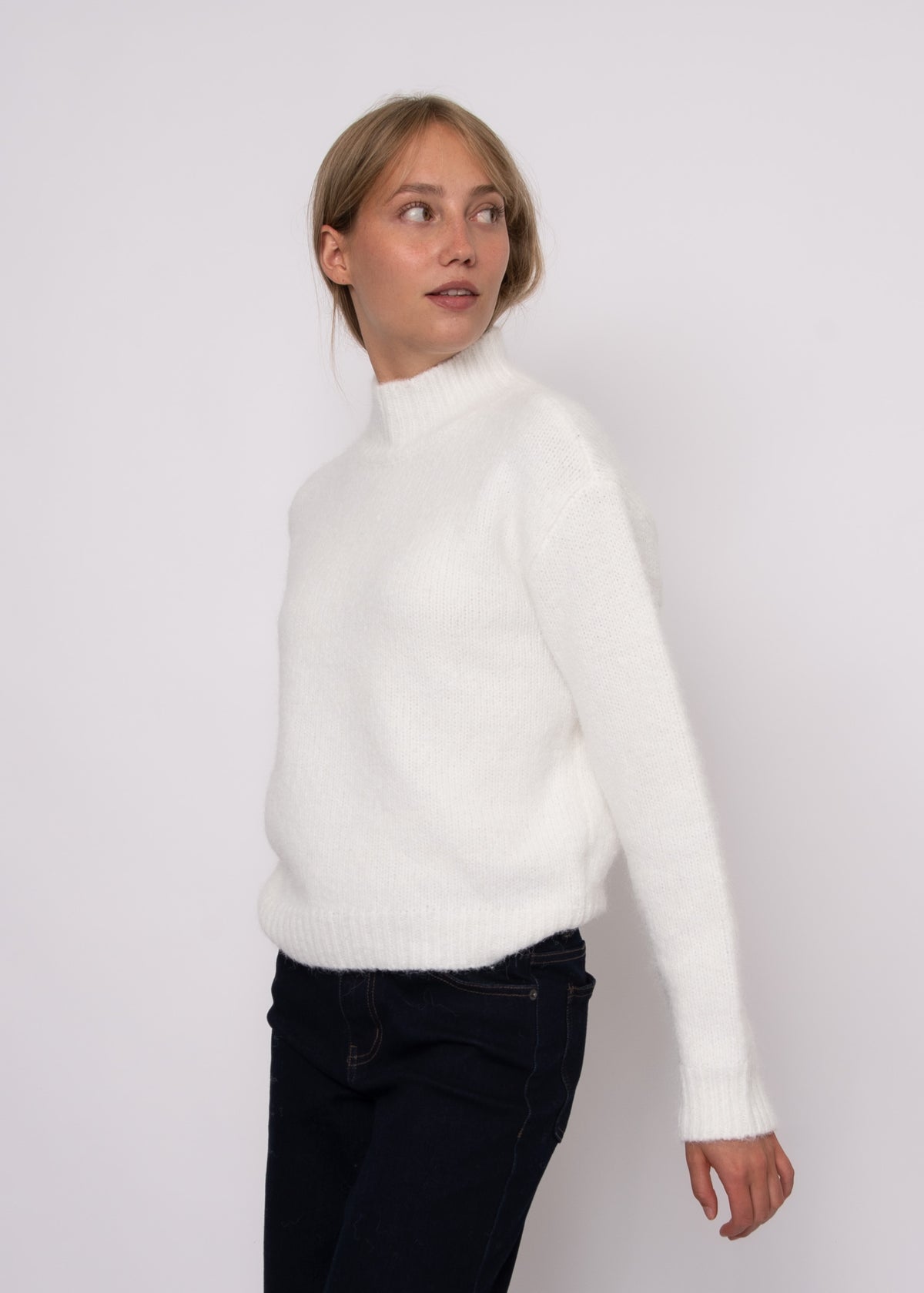 LAUREL TURTLENECK SWEATER- WHITE
