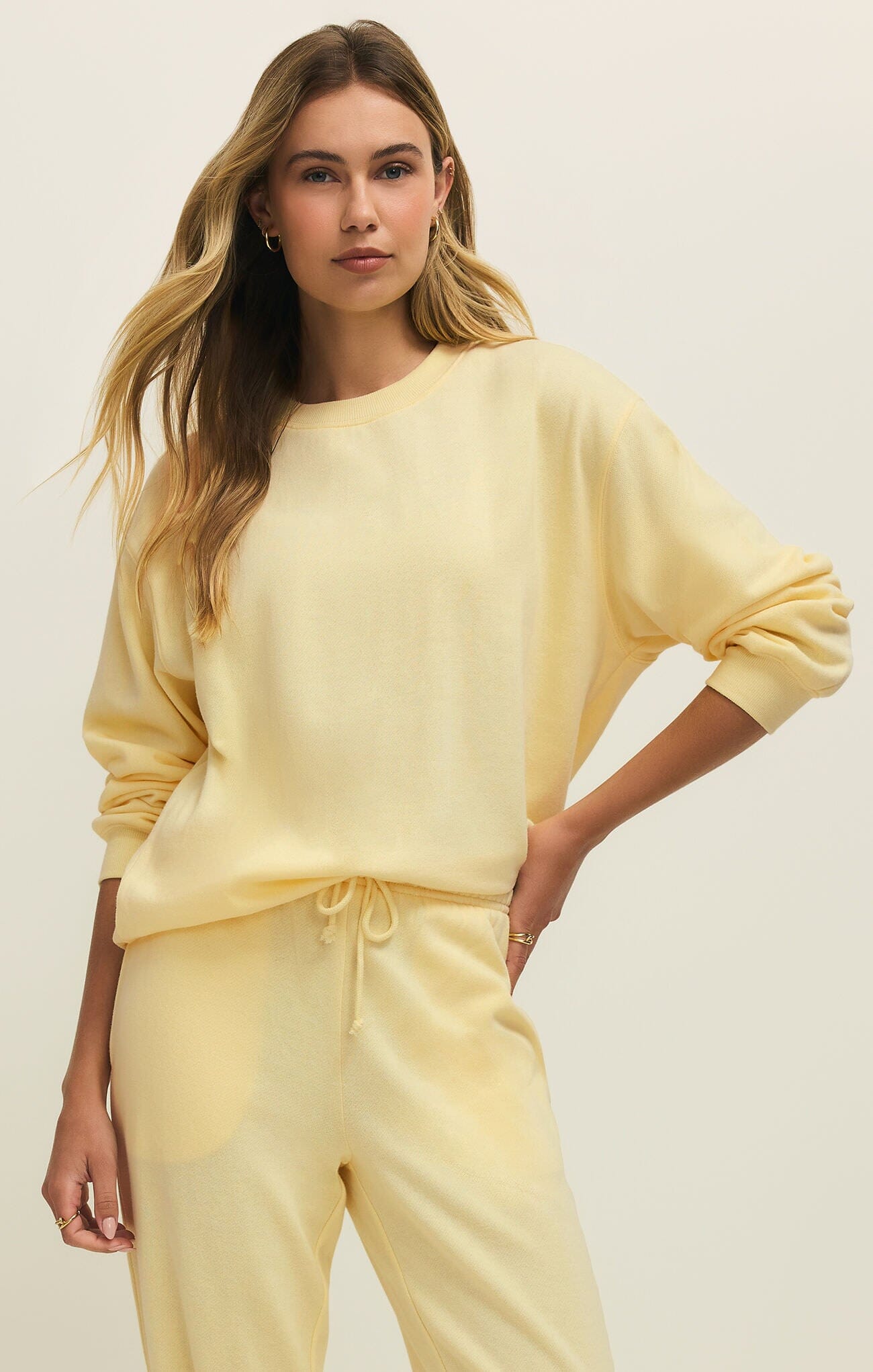 modern casual loungewear, crewneck sweatshirt women
