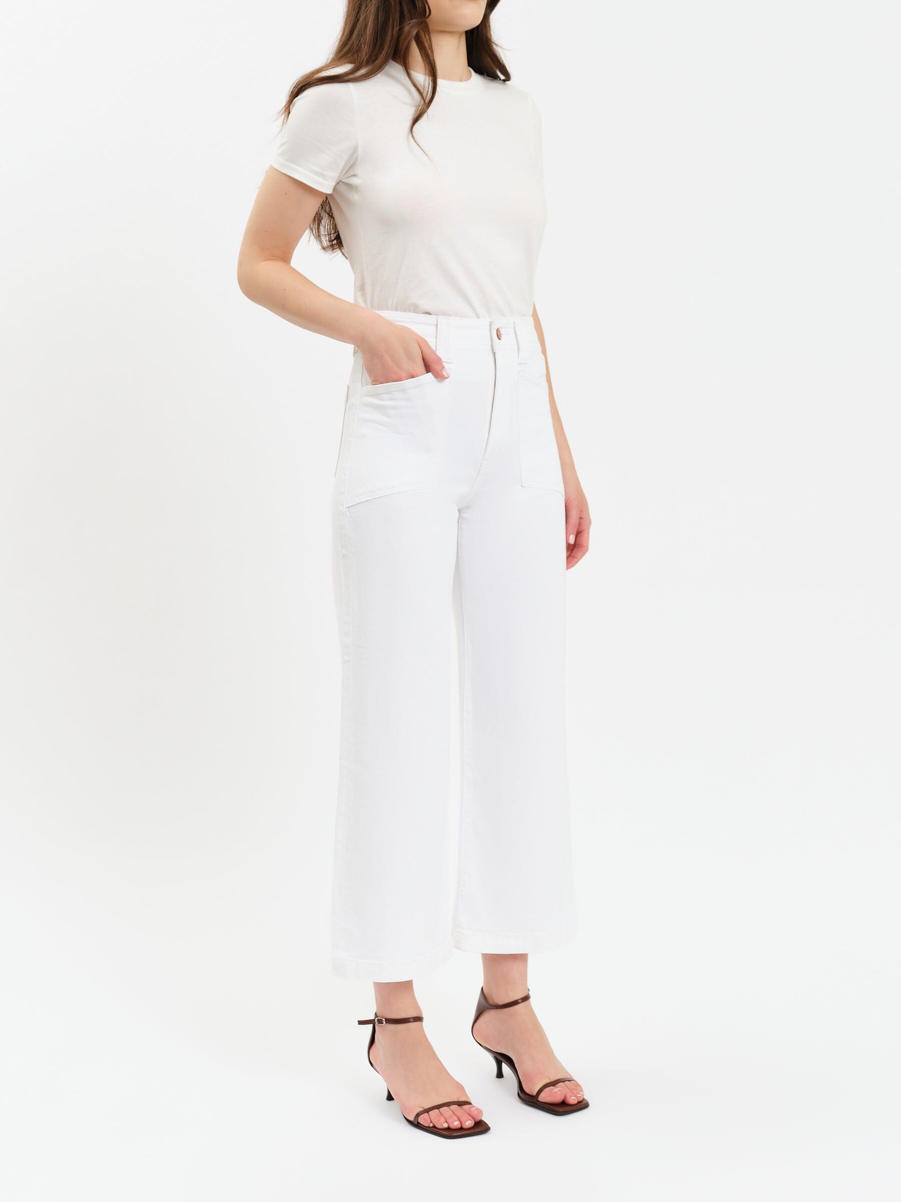high waist cream jeans women, women’s white wide leg jeans outfit, clean white denim women, spring white jeans women