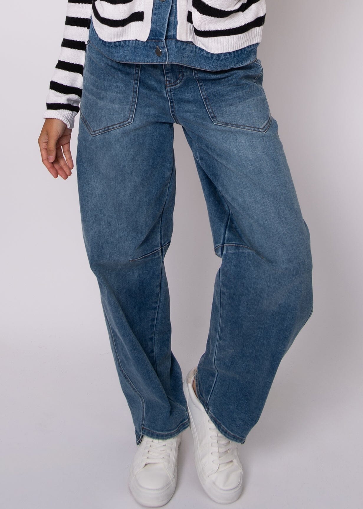 casual dark wash barrel jeans, women denim outfit ideas