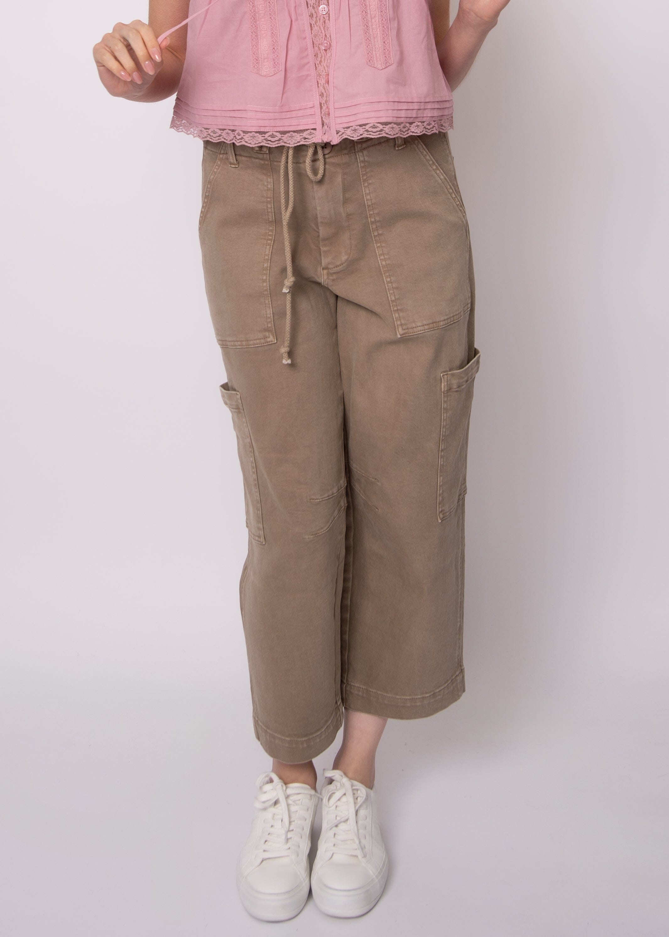 lightweight utility pants, womens casual trousers, versatile everyday pants, cargo pocket pants women, off duty style pants