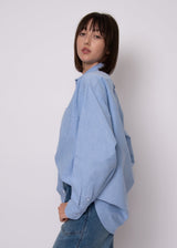 layering blue buttondown, casual blue shirt outfit, wardrobe staple blue shirt, womens button up top, chic blue oxford shirt