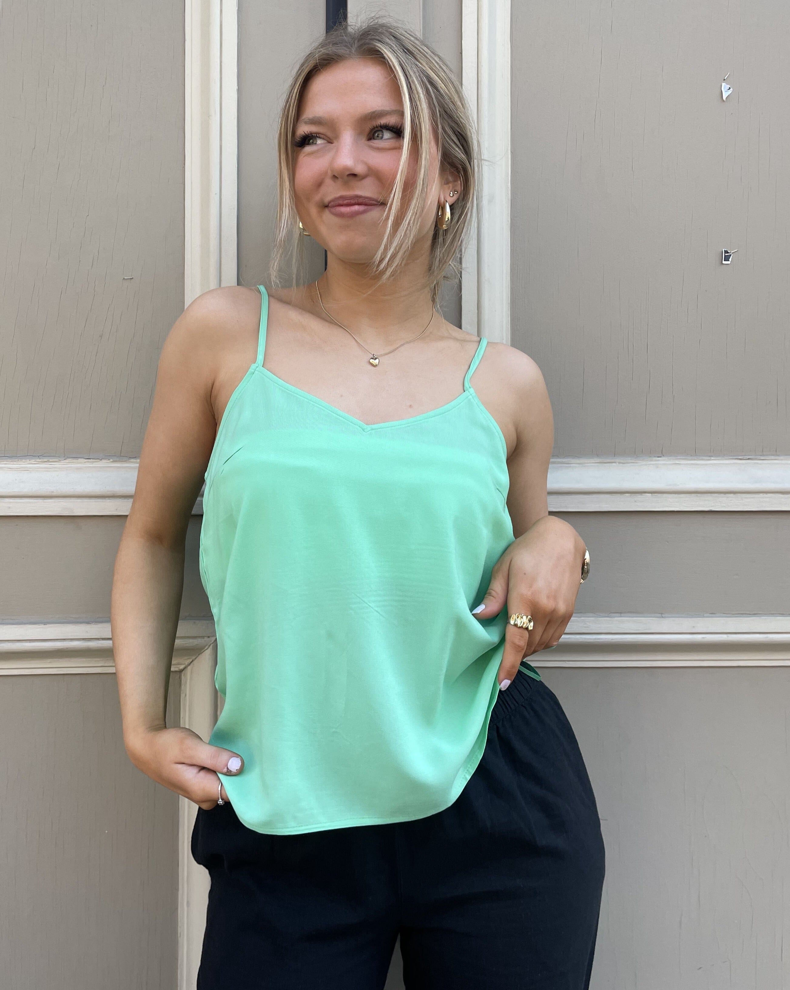 Get summer-ready with our lightweight tank, a must-have piece for any wardrobe. Made from lightweight and breathable fabric, this tank top is perfect for staying cool and looking chic on sunny days. 